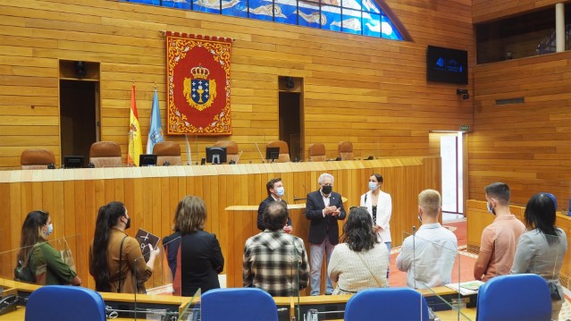 Mozos portugueses visitan o Parlamento de Galicia coincidindo coa celebración do Día de Europa